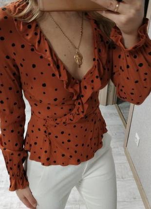 Красивая вискозная блуза на запах кирпичного цвета