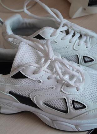 Білі жіночі кросівки 39 розмір