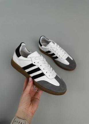 Кеды женские кожаные белые с черными полосками и серой замшей