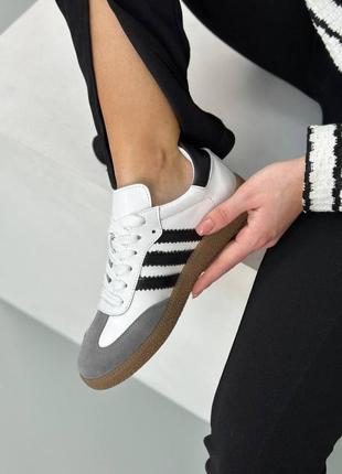 Кеды женские кожаные белые с черными полосками и серой замшей