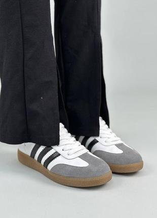 Кеды женские кожаные белые с черными полосками и серой замшей