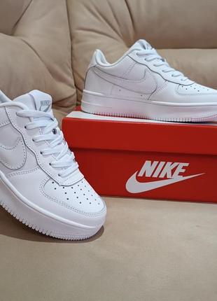 Жіночі кросівки nike air force (шкіра)2 фото