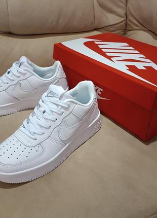 Жіночі кросівки nike air force (шкіра)4 фото
