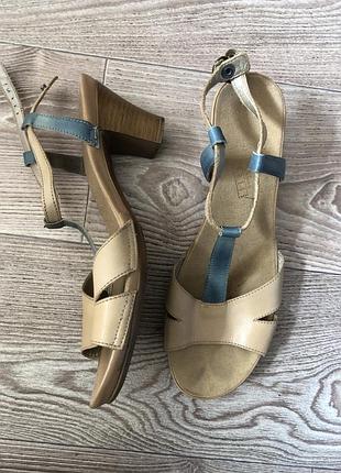 Босоніжки шкіряні