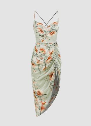 Сатиновое платье на тонких брителях с драпировкой в цветочный принт
