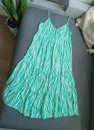 Зелена максі ярусна сукня сарафан на тонких брителях принт зебра