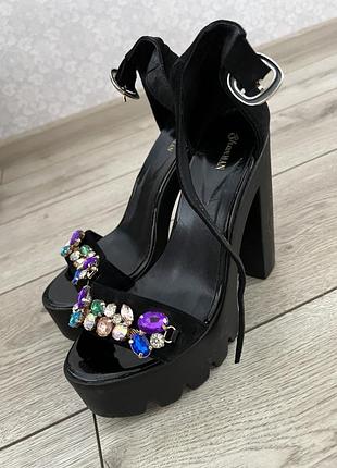 Босоніжки на високих підбон