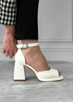 Белые женские босоножки на каблуке каблуке