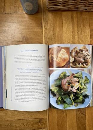 Книга англійською мовою jamie oliver happy days with the naked chef щасливі дні з голим кухарем книга, автор джеймс тревор олівер2 фото