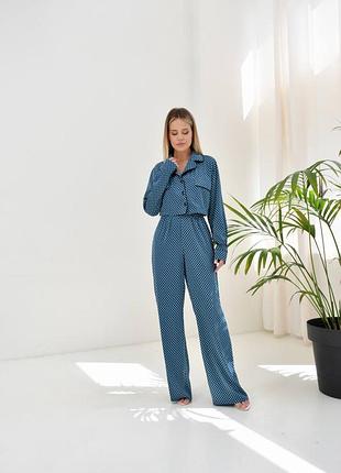 Шелковый костюм с брюками и укороченной рубашкой