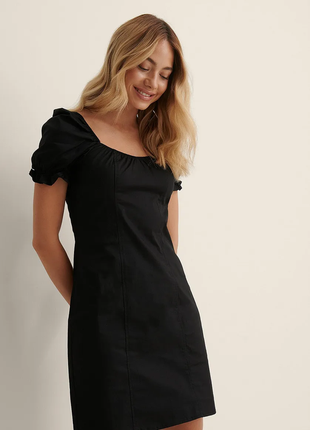 Черное мини-платье с короткими рукавами