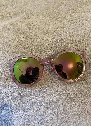 Солнечные очки круглой формы розовые