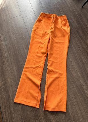 Оранжевые брюки primark
