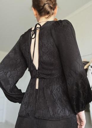 Красива чорна блуза з відкритою спинкою