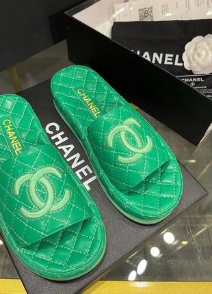 Шльопанці в стилі chanel стьобані зелені