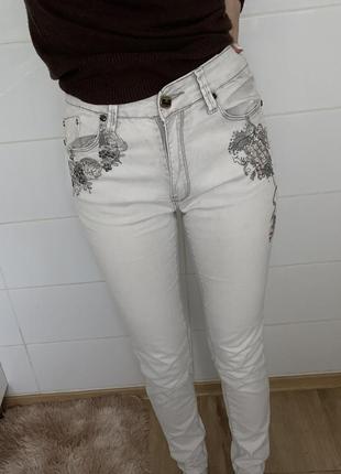 Білі джинси з квітковим принтом
