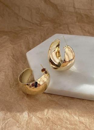Стильні об'ємні золотисті сережки напівкільця кульчики пусети серьги