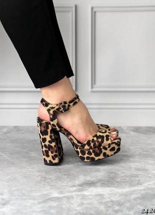Бежевые коричневые леопардовые женские босоножки на высоком каблуке
