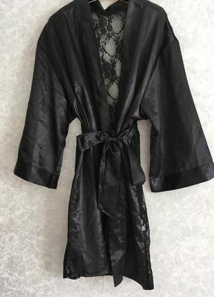 Черный атласный халат с кружевной спинкой