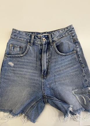 Актуальные джинсовые шорты с разрезом от stradivarius
