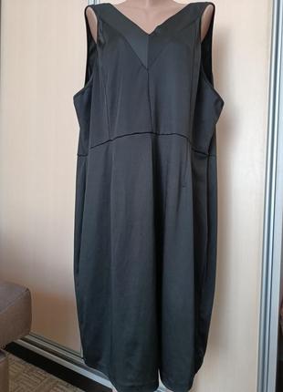 Чорна еластична сукня