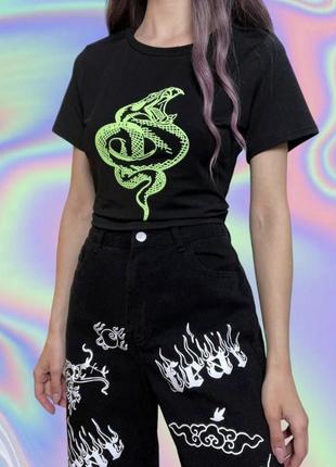Черная короткая y2k футболка (кроп топ) с принтом змеи
