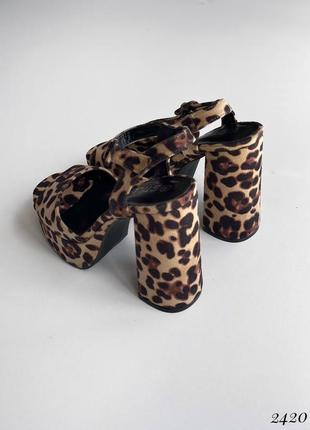 Женские леопардовые босоножки на высоком квадратном каблуке