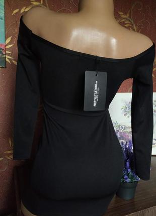 Чорна міні сукня з відкритими плечима від prettylittlething8 фото