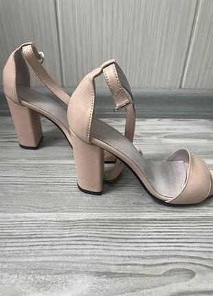 Пудровые босоножки