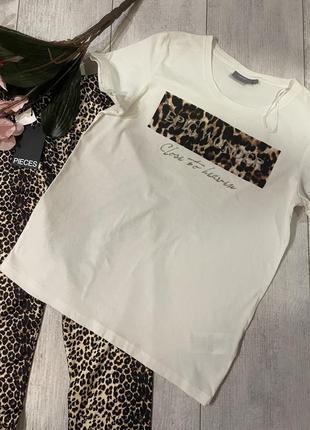 Біла футболка з леопардовим принтом розмір с