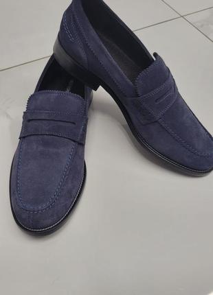 Классические мужские туфли лоферы в синем цвете из натуральной замши vero cuoio. производитель италия.