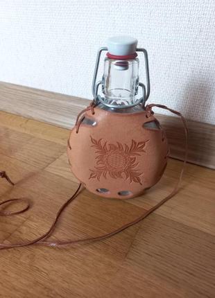 Декоративная бутылка.бутылка в кожаном футляре.