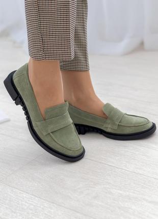 Замшевые женские туфли-лоферы оливкового цвета