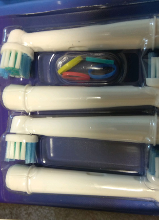 Змінні насадки для електричних зубних щіток oral-b