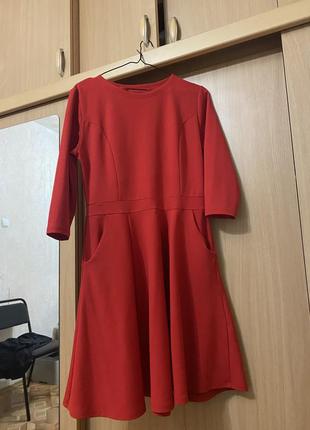 Червона сукня