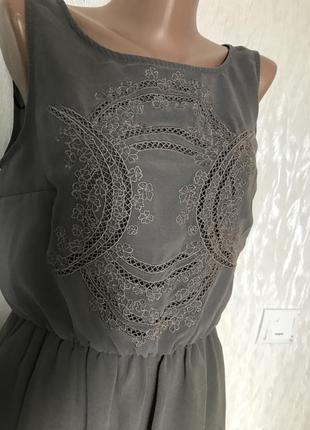 Красивое фирменное платье 10 серого цвета3 фото