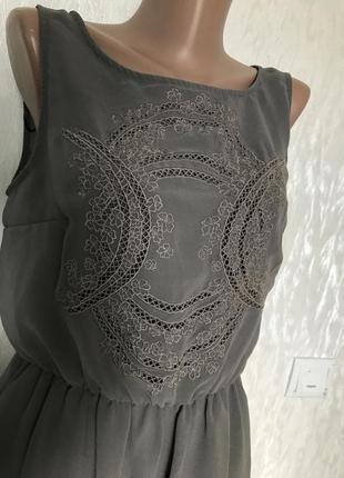 Красивое фирменное платье 10 серого цвета4 фото