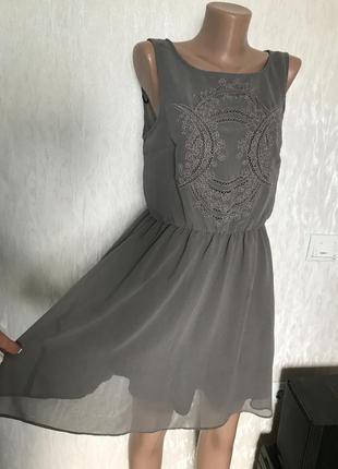 Красивое фирменное платье 10 серого цвета5 фото