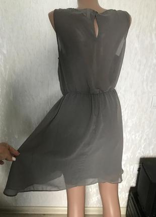 Красивое фирменное платье 10 серого цвета10 фото