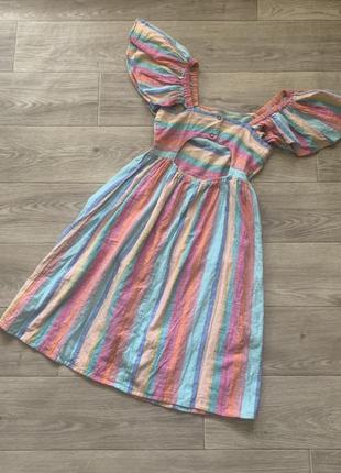 Різнокольорова сукня з вирізом у смужку