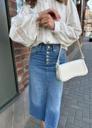 Стильна джинсова юбка міді з розрізом