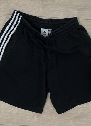 Крутые трикотажные шорты от adidas