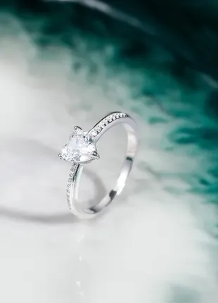 Серебряное кольцо с фианитом огранки "сердце"1 фото