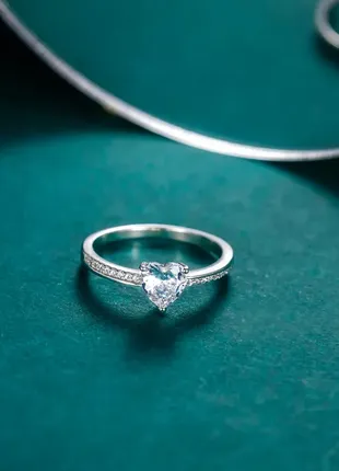 Серебряное кольцо с фианитом огранки "сердце"3 фото