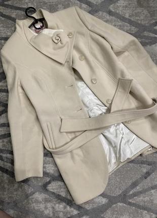 Стильное пальто на подкладке нежно-молочного цвета millenium