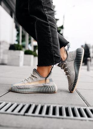 Жіночі кросівки adidas yeezy boost 350 v2 israfil адідас ізі буст сірого з бежевим кольорів