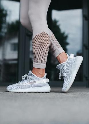 Женские кроссовки adidas оригінальна Travel Sweatshirt v2 white grey адидас изи буст серого с белым цветами