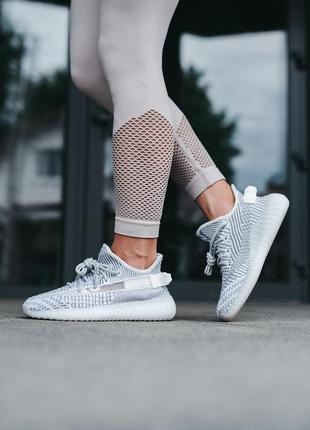 Женские кроссовки adidas yeezy boost 350 v2 white grey адидас изи буст серого с белым цветами