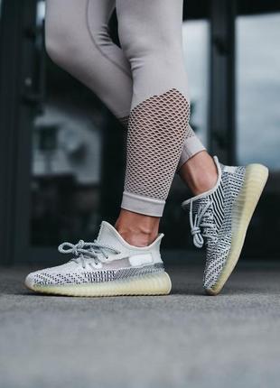 Жіночі кросівки adidas yeezy boost 350 v2 topen адідас ізі буст сірого з білим кольорів