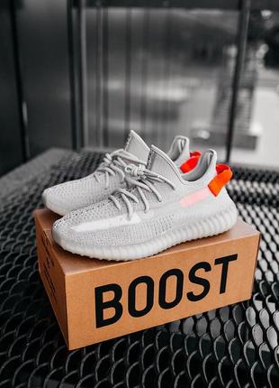 Женские кроссовки adidas yeezy boost 350 v2 tail light адидас изи буст серого с оранжевым цветами